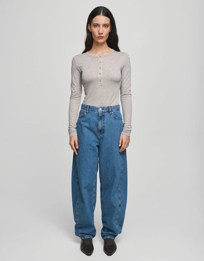 Kobane Lis Barrel Jeans von MSCH Copenhagen in Mid Blue Wash – lässige Barrel Fit Jeans mit weitem Schnitt an den Oberschenkeln und leicht verjüngten Beinen, vielseitig kombinierbar.