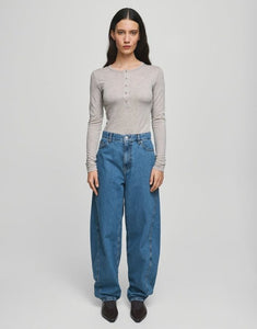 Kobane Lis Barrel Jeans von MSCH Copenhagen in Mid Blue Wash – lässige Barrel Fit Jeans mit weitem Schnitt an den Oberschenkeln und leicht verjüngten Beinen, vielseitig kombinierbar.