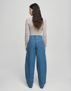 Kobane Lis Barrel Jeans von MSCH Copenhagen in Mid Blue Wash – lässige Barrel Fit Jeans mit weitem Schnitt an den Oberschenkeln und leicht verjüngten Beinen, vielseitig kombinierbar.