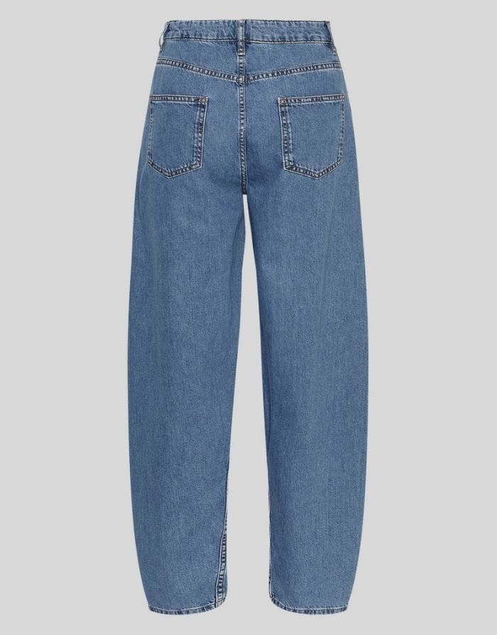 Kobane Lis Barrel Jeans von MSCH Copenhagen in Mid Blue Wash – lässige Barrel Fit Jeans mit weitem Schnitt an den Oberschenkeln und leicht verjüngten Beinen, vielseitig kombinierbar.