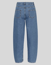 Laden Sie das Bild in den Galerie-Viewer, Kobane Lis Barrel Jeans von MSCH Copenhagen in Mid Blue Wash – lässige Barrel Fit Jeans mit weitem Schnitt an den Oberschenkeln und leicht verjüngten Beinen, vielseitig kombinierbar.
