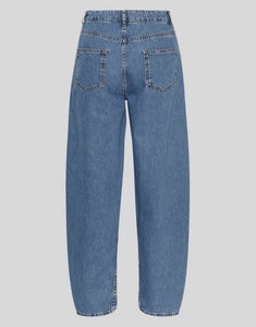 Kobane Lis Barrel Jeans von MSCH Copenhagen in Mid Blue Wash – lässige Barrel Fit Jeans mit weitem Schnitt an den Oberschenkeln und leicht verjüngten Beinen, vielseitig kombinierbar.