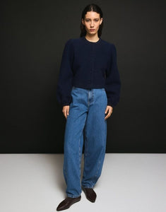 Kobane Lis Barrel Jeans von MSCH Copenhagen in Mid Blue Wash – lässige Barrel Fit Jeans mit weitem Schnitt an den Oberschenkeln und leicht verjüngten Beinen, vielseitig kombinierbar.