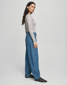 Kobane Lis Barrel Jeans von MSCH Copenhagen in Mid Blue Wash – lässige Barrel Fit Jeans mit weitem Schnitt an den Oberschenkeln und leicht verjüngten Beinen, vielseitig kombinierbar.