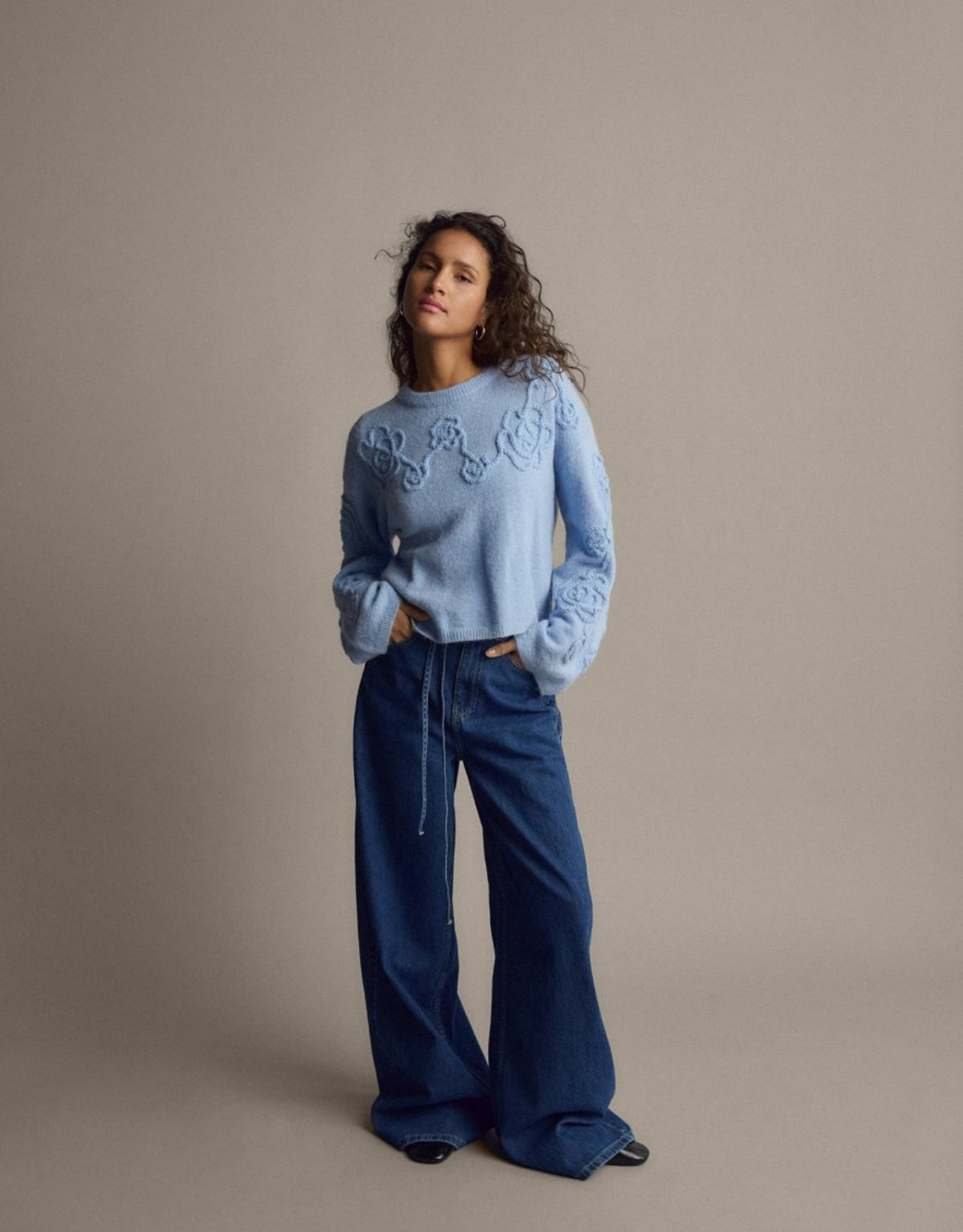 Mittelblaue Loa Lis Boxy Wide Jeans Long von MSCH Copenhagen aus Baumwolle mit hoher Taille, lockerer Passform, langen weiten Beinen und klassischen Jeanstaschen am Model mit blauem Sweater