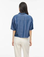 Laden Sie das Bild in den Galerie-Viewer, VILA Jeansshirt Vitevira 2/4 Medium Blue Denim aus TENCEL™ mit leichter, fließender Qualität.
