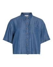 Laden Sie das Bild in den Galerie-Viewer, VILA Jeansshirt Vitevira 2/4 Medium Blue Denim aus TENCEL™ mit leichter, fließender Qualität.

