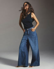 Laden Sie das Bild in den Galerie-Viewer, MSCH Copenhagen Jeans Turig Alena Mid Blue Wash mit extra weitem Bein.

