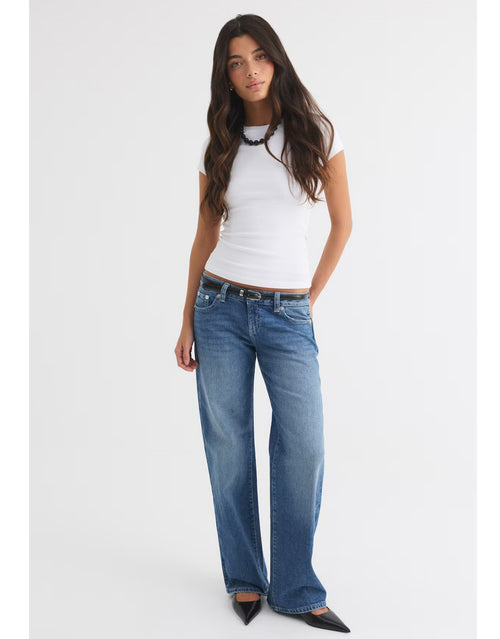 Mittelblaue Rebel Low Wide Jeans von Gina Tricot mit tief sitzendem Bund, lockerem Schnitt und weiten, gerade fallenden Hosenbeinen am Model von vorne