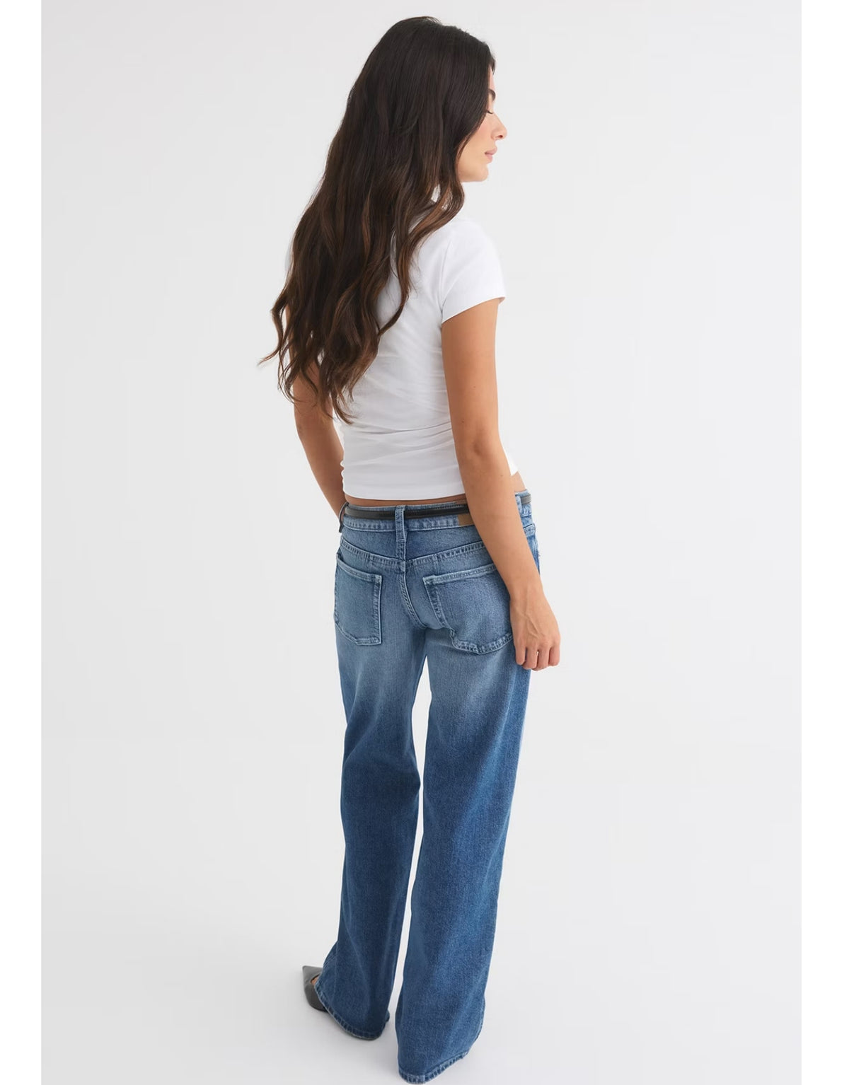 Mittelblaue Rebel Low Wide Jeans von Gina Tricot mit tief sitzendem Bund, lockerem Schnitt und weiten, gerade fallenden Hosenbeinen am Model von hinten