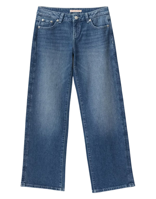 Mittelblaue Rebel Low Wide Jeans von Gina Tricot mit tief sitzendem Bund, lockerem Schnitt und weiten, gerade fallenden Hosenbeinen von vorne