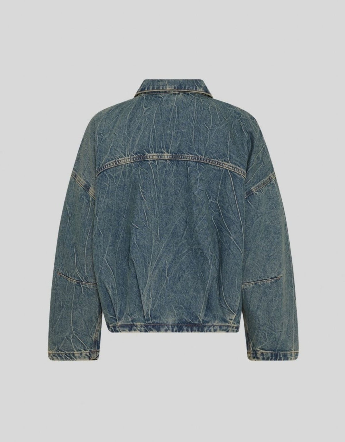 Kurze Jeansjacke Mui Denim von MSCH Copenhagen in Balt Blue Wash mit lockerer Passform, Hemdkragen und Brusttaschen.