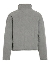 Laden Sie das Bild in den Galerie-Viewer, Viambella Quilted Jeansjacke in Light Grey Denim von VILA, gesteppter Look aus 100 % Baumwolle, lässiger Schnitt mit Knopfleiste und Taschen.
