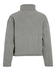 Viambella Quilted Jeansjacke in Light Grey Denim von VILA, gesteppter Look aus 100 % Baumwolle, lässiger Schnitt mit Knopfleiste und Taschen.
