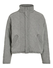 Laden Sie das Bild in den Galerie-Viewer, Viambella Quilted Jeansjacke in Light Grey Denim von VILA, gesteppter Look aus 100 % Baumwolle, lässiger Schnitt mit Knopfleiste und Taschen.

