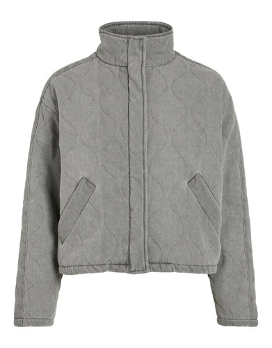 Viambella Quilted Jeansjacke in Light Grey Denim von VILA, gesteppter Look aus 100 % Baumwolle, lässiger Schnitt mit Knopfleiste und Taschen.