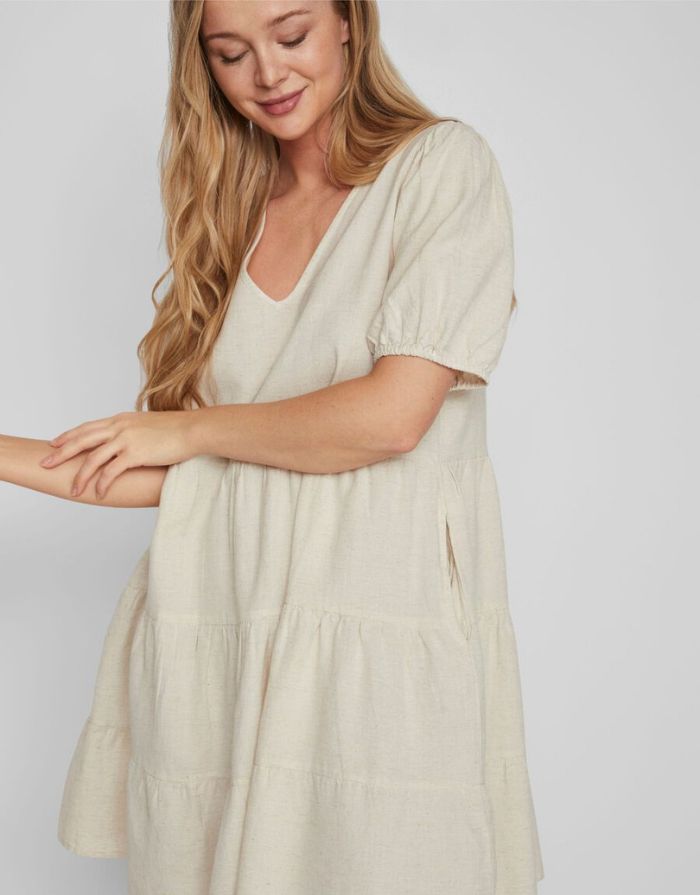 VILA Kleid Viprisilla Mini Super Light Natural Melange im Stufen-Look mit V-Ausschnitt und kurzen Ärmeln.