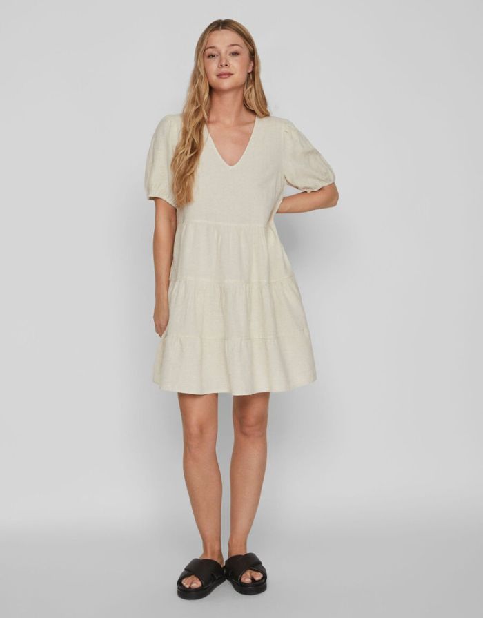 VILA Kleid Viprisilla Mini Super Light Natural Melange im Stufen-Look mit V-Ausschnitt und kurzen Ärmeln.