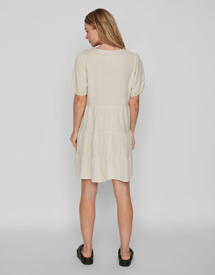 VILA Kleid Viprisilla Mini Super Light Natural Melange im Stufen-Look mit V-Ausschnitt und kurzen Ärmeln.