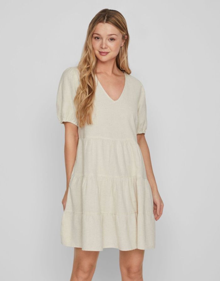 VILA Kleid Viprisilla Mini Super Light Natural Melange im Stufen-Look mit V-Ausschnitt und kurzen Ärmeln.