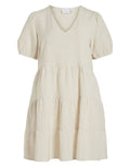 VILA Kleid Viprisilla Mini Super Light Natural Melange im Stufen-Look mit V-Ausschnitt und kurzen Ärmeln.