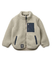 Laden Sie das Bild in den Galerie-Viewer, Liewood Nolan Fleecejacke Mist mit Stehkragen, Reißverschluss und Taschen aus recyceltem Polyester.
