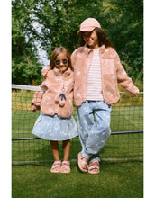 Laden Sie das Bild in den Galerie-Viewer, Liewood Nolan Teddyjacke Sweethearts Pale Tuscany, weiche Fleecejacke mit Stehkragen und Taschen.
