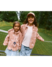 Laden Sie das Bild in den Galerie-Viewer, Liewood Nolan Teddyjacke Sweethearts Pale Tuscany, weiche Fleecejacke mit Stehkragen und Taschen.
