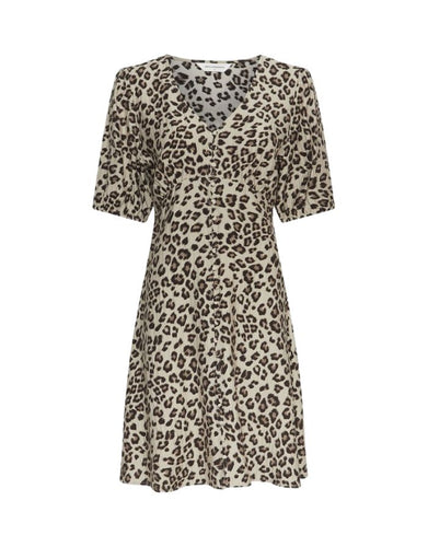 Kalani Vlora 2/4 Kleid Humus Leo von MSCH Copenhagen – feminines Shirtkleid mit Leo-Print, V-Ausschnitt, halblangen Ärmeln und lockerem Schnitt aus nachhaltiger LENZING™ ECOVERO™-Viskose.
