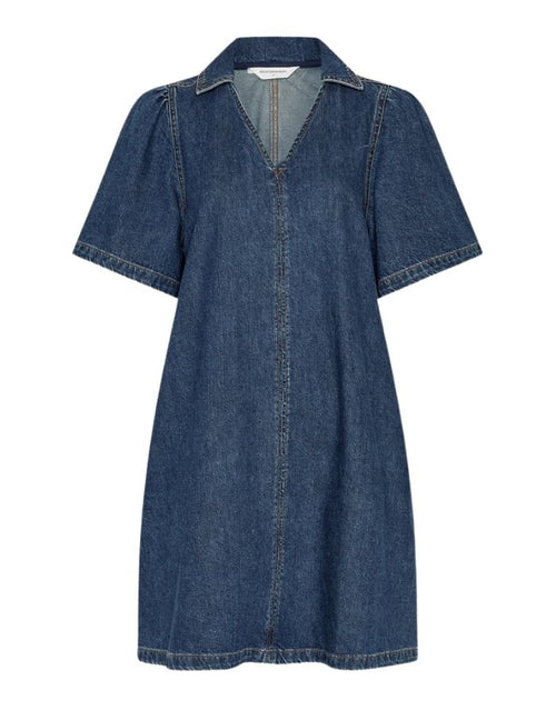 Jeanskleid Manna Alena von MSCH Copenhagen in Mid Blue Wash mit 2/4-Ärmeln und lässiger Denim-Optik.

