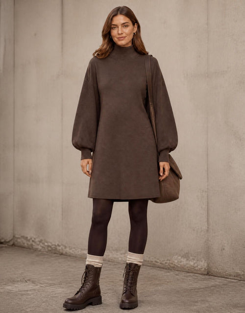 Braunes Strickkleid Mercy East M von MSCH Copenhagen in Delicioso mit hohem Kragen, Ballonärmeln und gerader Midi-Passform.