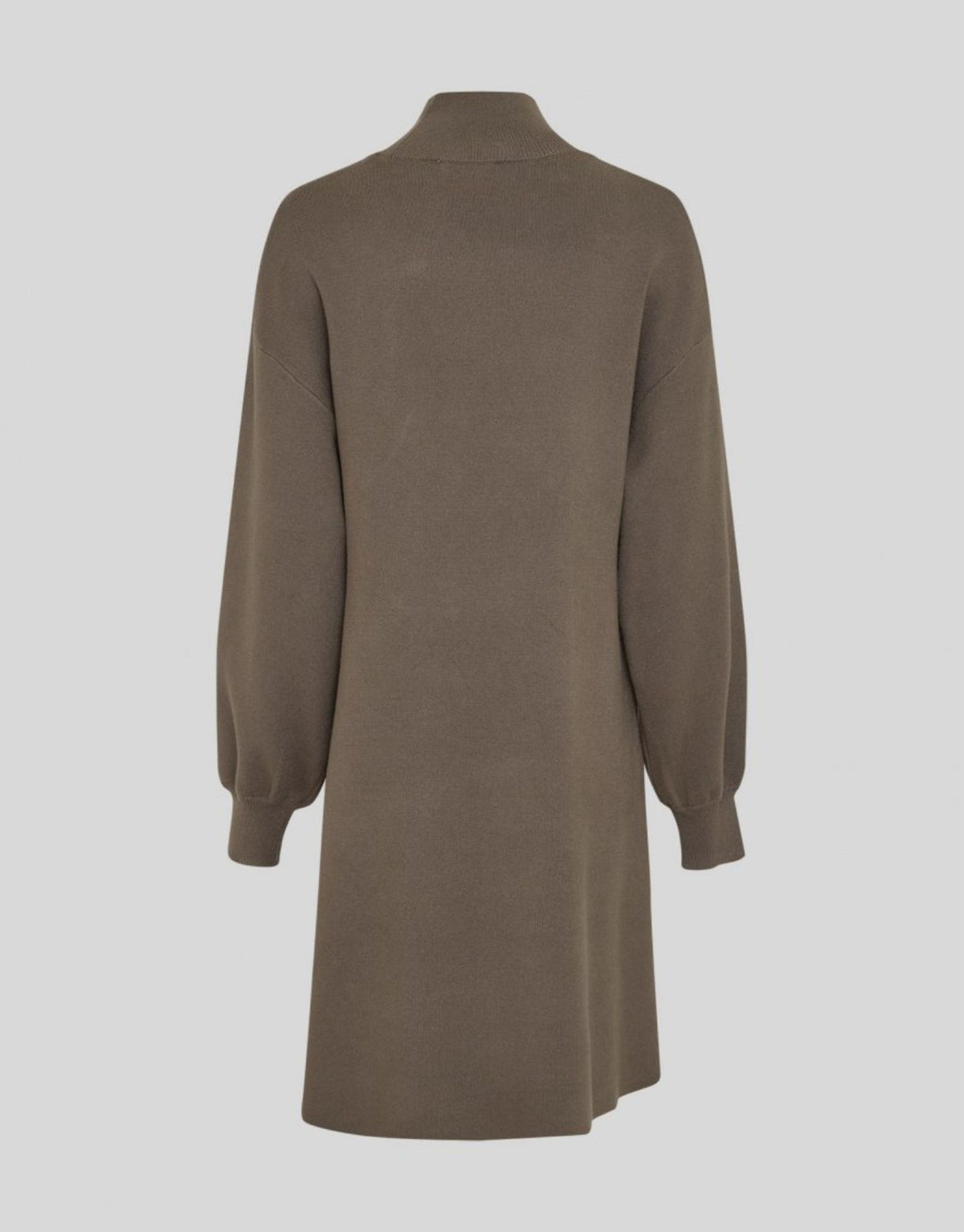 Grünes Strickkleid Mercy East M von MSCH Copenhagen in Kalamata mit hohem Kragen, Ballonärmeln und gerader Midi-Passform.