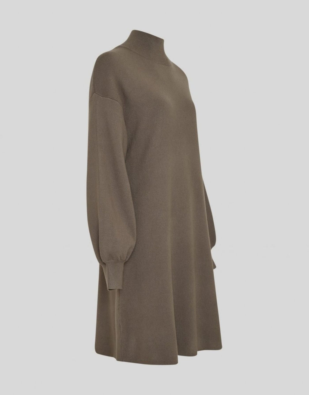 Grünes Strickkleid Mercy East M von MSCH Copenhagen in Kalamata mit hohem Kragen, Ballonärmeln und gerader Midi-Passform.