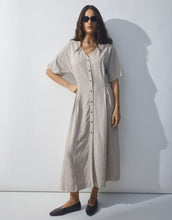 Laden Sie das Bild in den Galerie-Viewer,  MSCH Copenhagen Kleid Viana Ginia 2/4 Sand Melange in Beige mit V-Ausschnitt und Knopfleiste.
