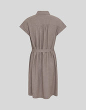 Laden Sie das Bild in den Galerie-Viewer, MSCH Copenhagen Kleid Viana Ginia Shirt Mountain Trail Melange in Braun mit Knopfleiste und Bindegürtel.
