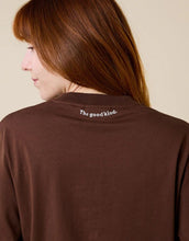 Laden Sie das Bild in den Galerie-Viewer, Popeia Langarmshirt in Dunkelbraun – Relaxed Fit, breiter Kragen, Kindness-Spruch im Nacken, Bio-Baumwolle
