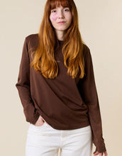 Laden Sie das Bild in den Galerie-Viewer, Popeia Langarmshirt in Dunkelbraun – Relaxed Fit, breiter Kragen, Kindness-Spruch im Nacken, Bio-Baumwolle
