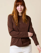 Laden Sie das Bild in den Galerie-Viewer, Popeia Langarmshirt in Dunkelbraun – Relaxed Fit, breiter Kragen, Kindness-Spruch im Nacken, Bio-Baumwolle
