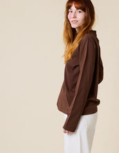 Laden Sie das Bild in den Galerie-Viewer, Popeia Langarmshirt in Dunkelbraun – Relaxed Fit, breiter Kragen, Kindness-Spruch im Nacken, Bio-Baumwolle
