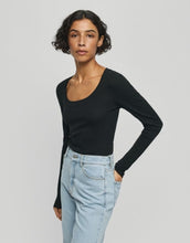 Laden Sie das Bild in den Galerie-Viewer, MSCH Copenhagen Barrel Jeans Kobane Tua Light Blue Wash mit High Waist und leicht barrel-förmigem Bein.
