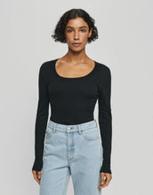 Laden Sie das Bild in den Galerie-Viewer, MSCH Copenhagen Barrel Jeans Kobane Tua Light Blue Wash mit High Waist und leicht barrel-förmigem Bein.
