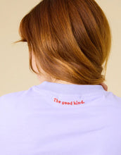 Laden Sie das Bild in den Galerie-Viewer, Popeia Langarmshirt in Lila – Relaxed Fit, breiter Kragen, Kindness-Spruch im Nacken, Bio-Baumwolle

