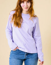 Laden Sie das Bild in den Galerie-Viewer, Popeia Langarmshirt in Lila – Relaxed Fit, breiter Kragen, Kindness-Spruch im Nacken, Bio-Baumwolle
