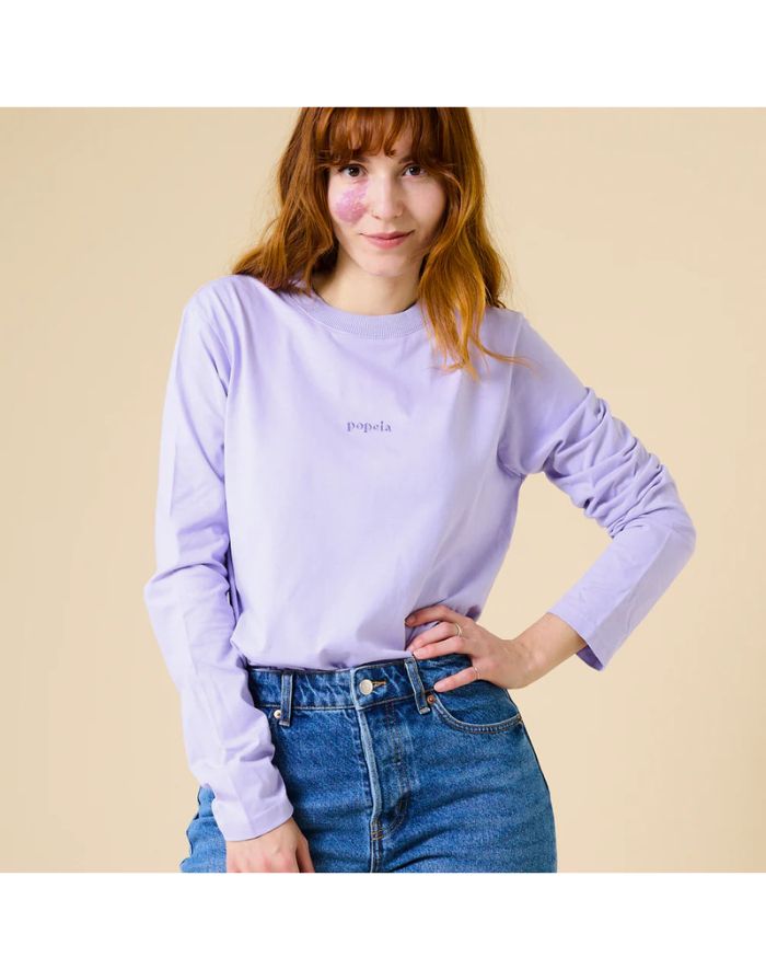 Popeia Langarmshirt in Lila – Relaxed Fit, breiter Kragen, Kindness-Spruch im Nacken, Bio-Baumwolle