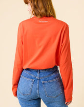 Laden Sie das Bild in den Galerie-Viewer, Popeia Langarmshirt in Rot – Relaxed Fit, breiter Kragen, Kindness-Spruch im Nacken, Bio-Baumwolle“
