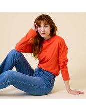 Laden Sie das Bild in den Galerie-Viewer, Popeia Langarmshirt in Rot – Relaxed Fit, breiter Kragen, Kindness-Spruch im Nacken, Bio-Baumwolle“
