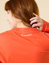 Laden Sie das Bild in den Galerie-Viewer, Popeia Langarmshirt in Rot – Relaxed Fit, breiter Kragen, Kindness-Spruch im Nacken, Bio-Baumwolle“
