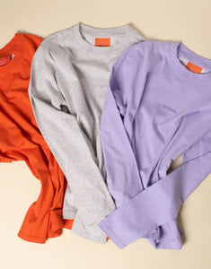 Popeia Langarmshirt in Rot – Relaxed Fit, breiter Kragen, Kindness-Spruch im Nacken, Bio-Baumwolle“