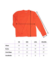 Laden Sie das Bild in den Galerie-Viewer, Popeia Langarmshirt in Rot – Relaxed Fit, breiter Kragen, Kindness-Spruch im Nacken, Bio-Baumwolle“
