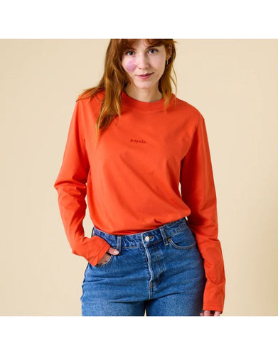 Popeia Langarmshirt in Rot – Relaxed Fit, breiter Kragen, Kindness-Spruch im Nacken, Bio-Baumwolle“